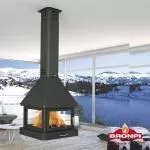 Vista frontal de la chimenea Bronpi Huelva, en funcionamiento