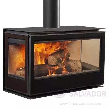 Fuego sin límites. Con su estructura de tres caras, la Rocal Habit 93 crea una experiencia envolvente y acogedora.