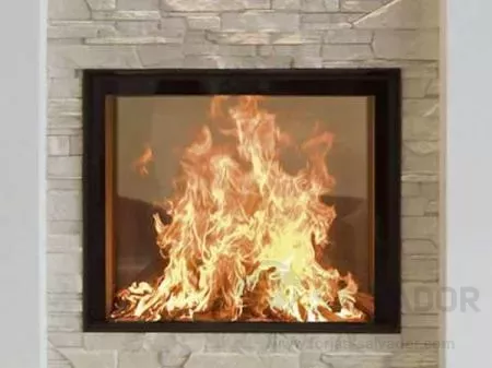 Chimenea minimalista con apertura vertical tipo guillotina y cristal al aire