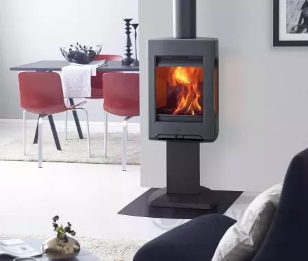 Vista frontal de la estufa Jøtul F 167 con pedestal elegante y tecnología de combustión limpia