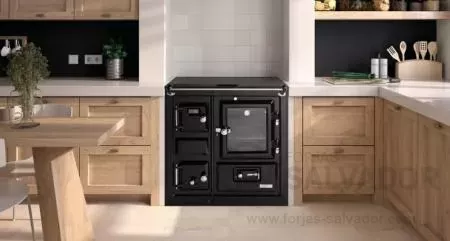 Vista frontal de la cocina de leña Hergom Saja 7/90 CC SE, equipada con horno y sistema de doble combustión.