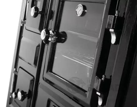 Detalle de la puerta acristalada del horno de la cocina de leña Hergom Saja 8/100 CC SE.