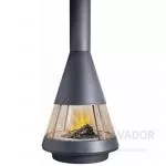 Vista frontal de la chimenea Hergom Mallorca, mostrando su elegante estructura metálica y fuego visible.