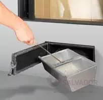 Extracción inferior del cajón de cenizas. Necesaria rejilla practicable opcional