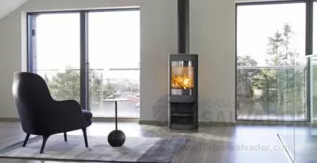 Vista frontal de la estufa Jøtul F 371 Advance mostrando su diseño moderno en hierro fundido.