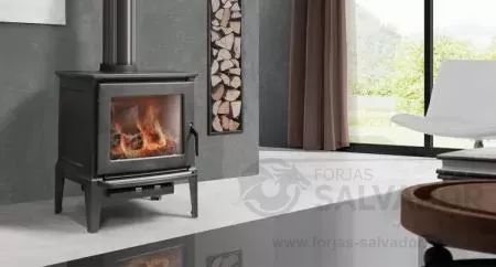 Estufa Hergom E-30 S en funcionamiento, destacando su potencia calorífica y distribución uniforme del calor en el ambiente.