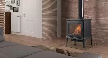 Estufa de leña Hergom E-30 M, combinación de eficiencia energética y diseño elegante para el hogar.