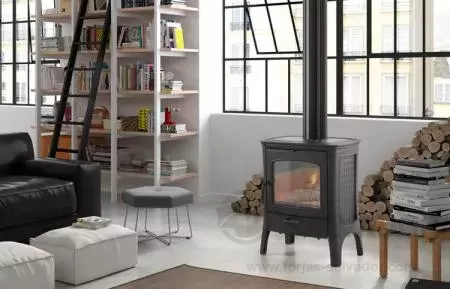 Estufa de leña Hergom E-20 SE en hierro fundido encendida, mostrando su elegante diseño y potente llama.