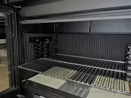 Horno de leña Hergom Arce Fundición con sistema de cristal limpio y rejilla de hierro fundido en la base.