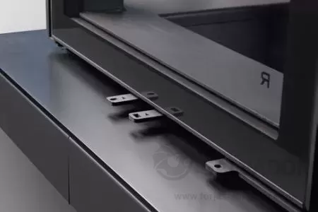 Tiros primario y secundario precalentados para una combustión eficiente; puerta frontal con apertura automática para mayor seguridad.